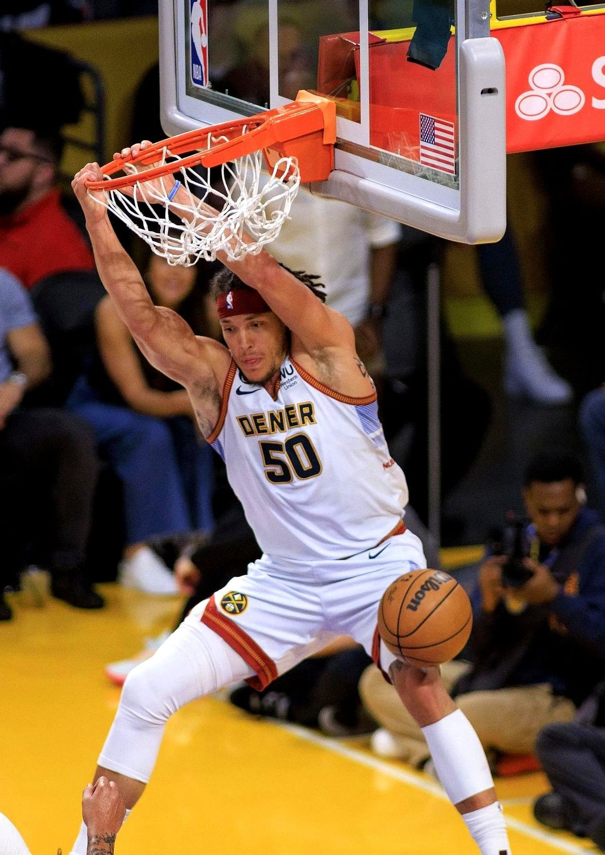 火箭前锋戈登在比赛中投中多记三分球