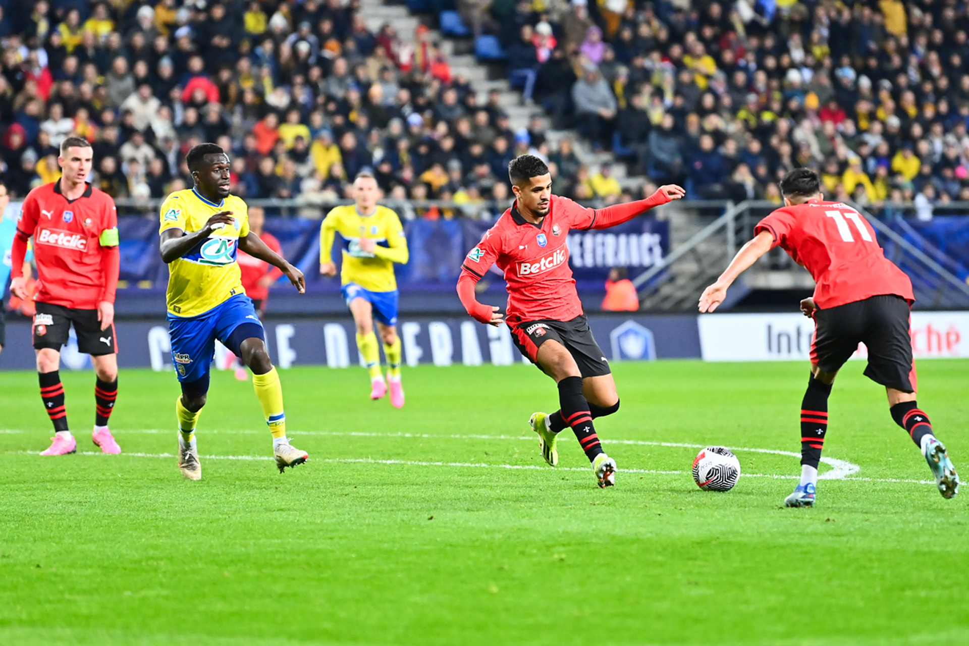 包含第一雷恩队在法甲比赛中大放异彩的词条