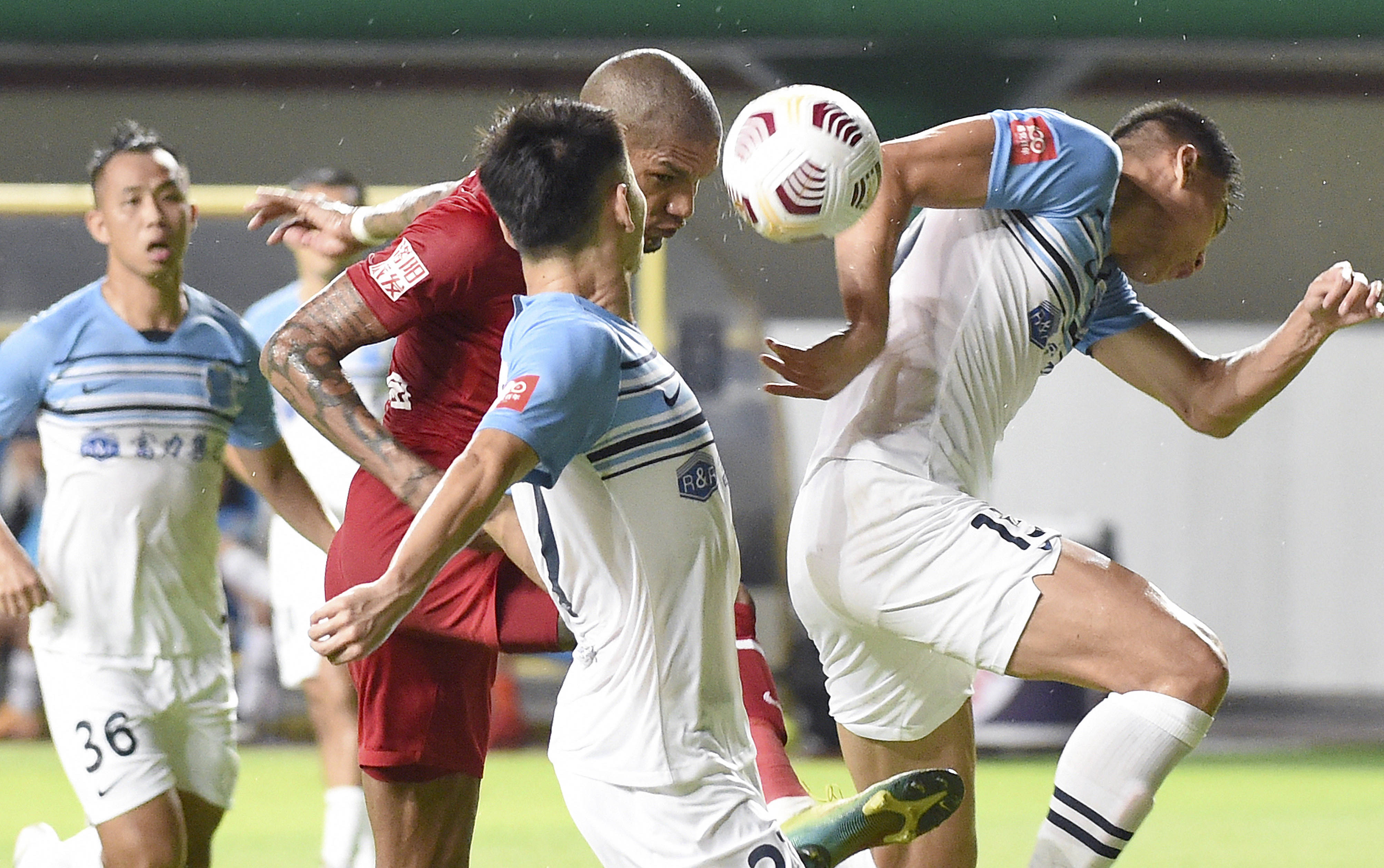 足球赛场上的绝佳表现，球员们展现实力